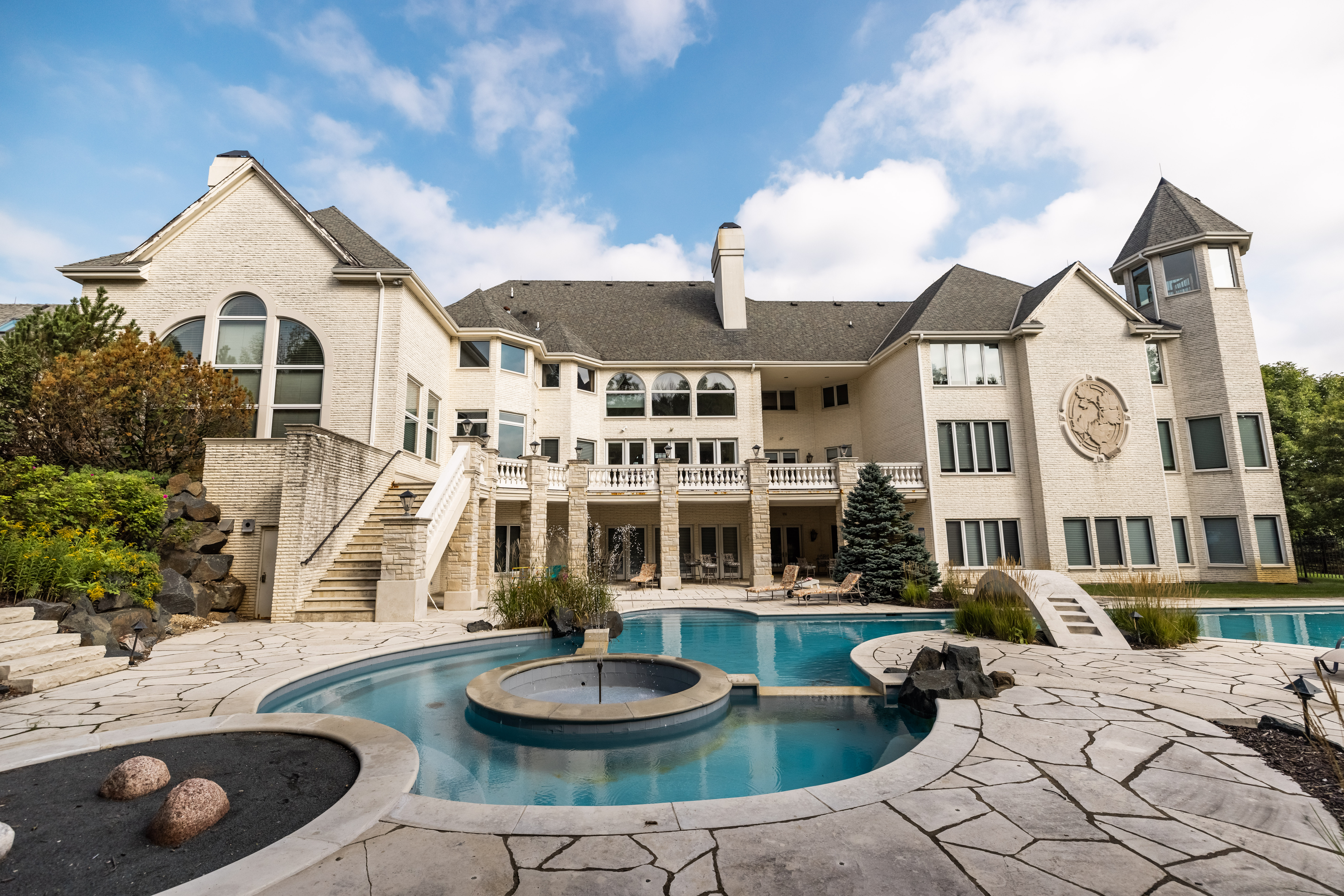 Bakcyard and swimming pool at a luxury rehab facility