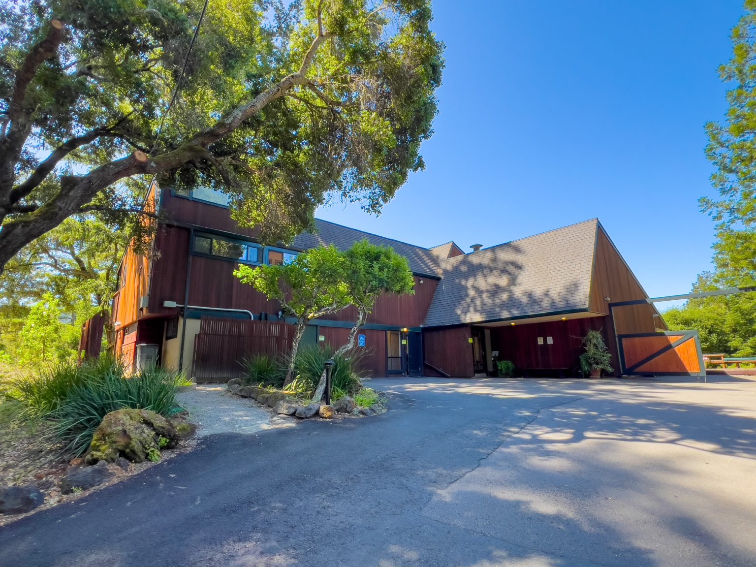 Front entrance of Serenity Knolls treatment facility