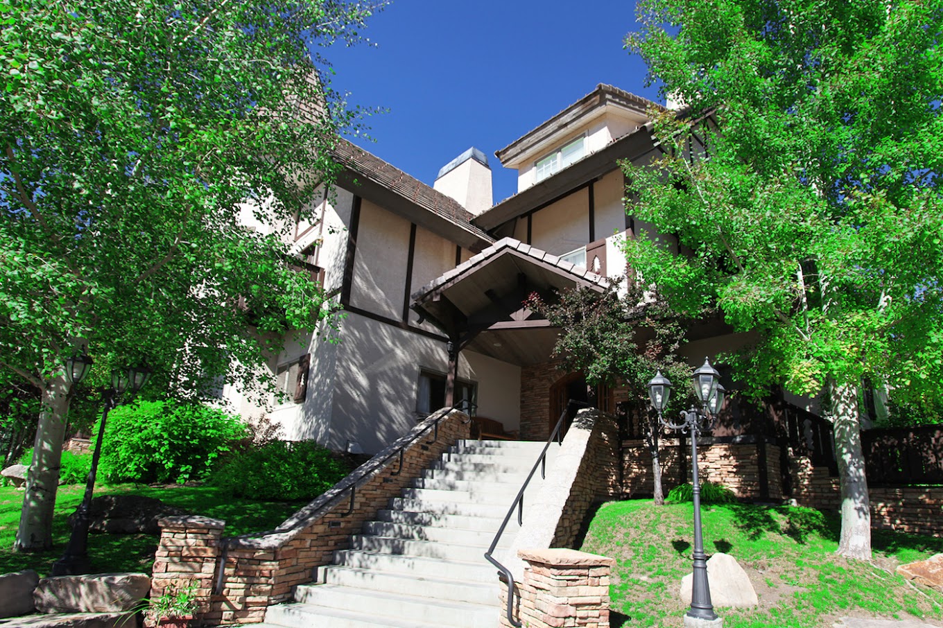 Rehab facility entrance surrounded by trees