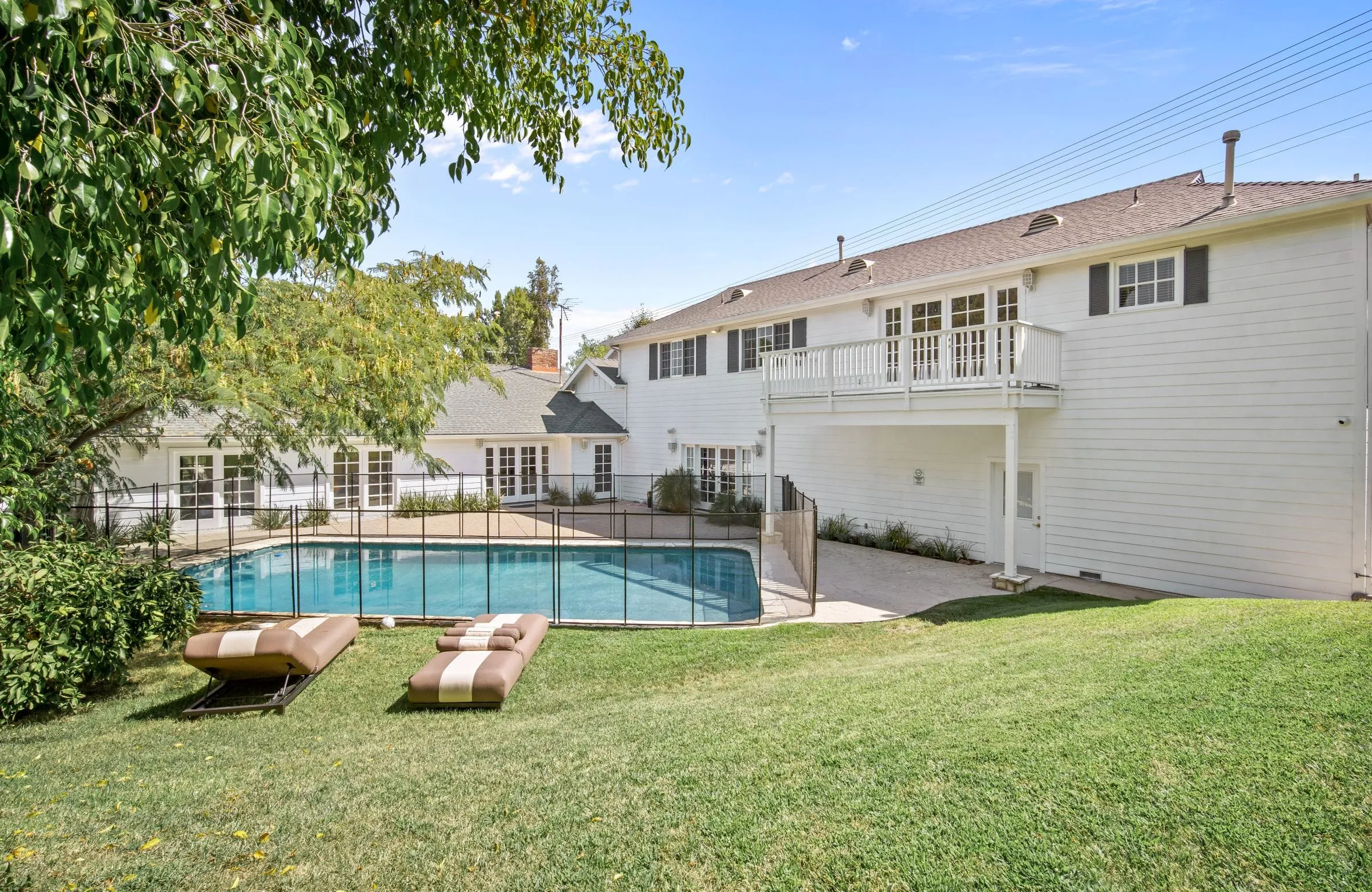 Outdoor pool and lawn at Innovate Recovery treatment center