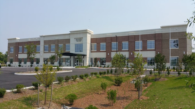 Modern outpatient facility with a clean, structured design and a clear entrance.