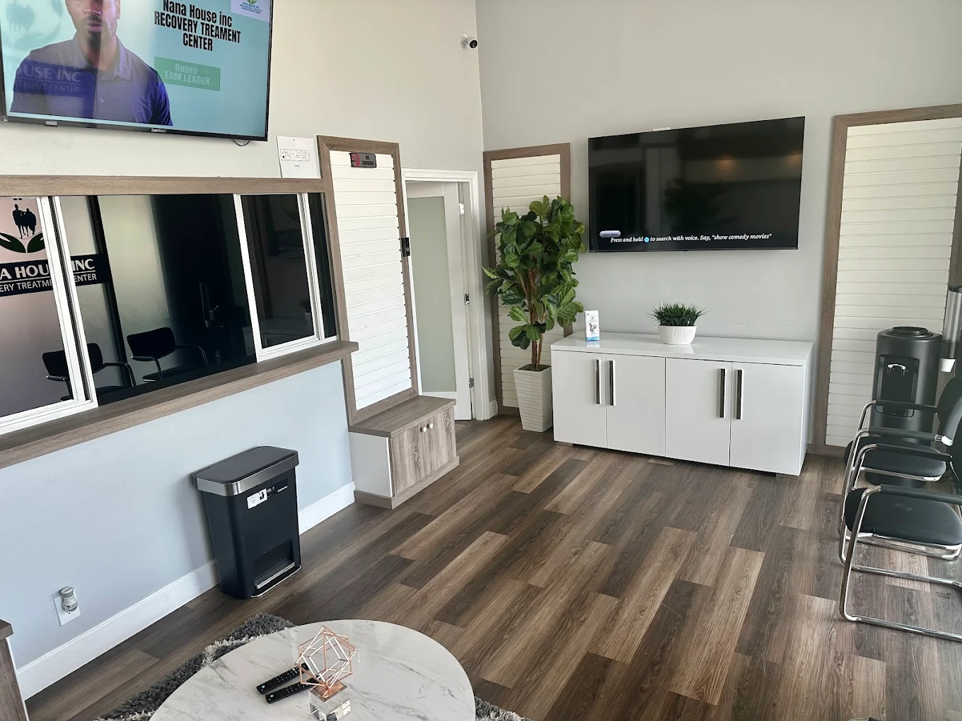Reception area with seating, TV, and modern décor at rehab center