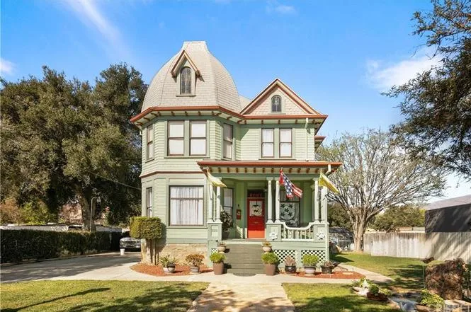Exterior view of Reward Path Recovery historic home