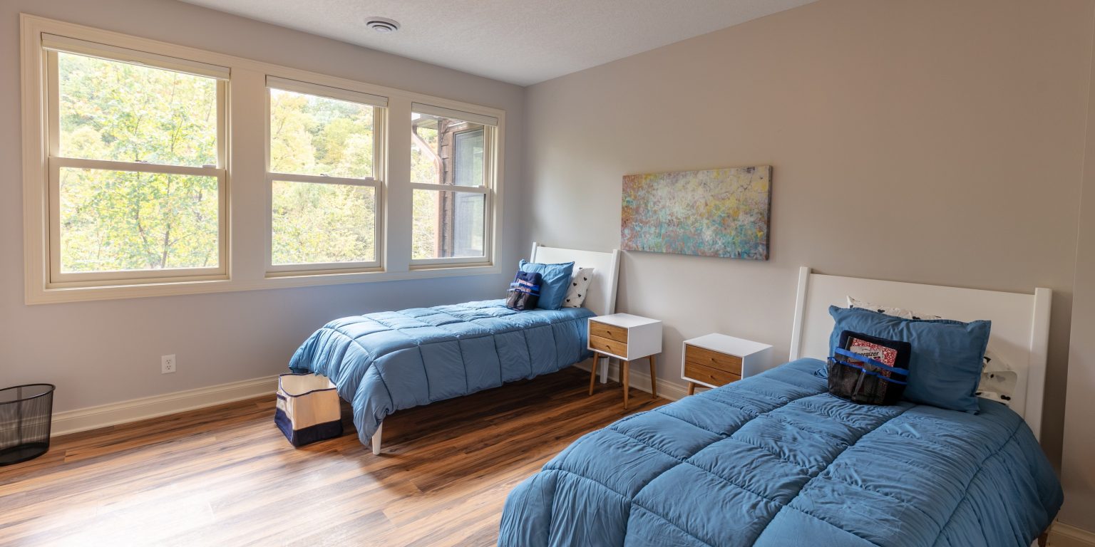 Bedroom with two twin beds and blue comforters
