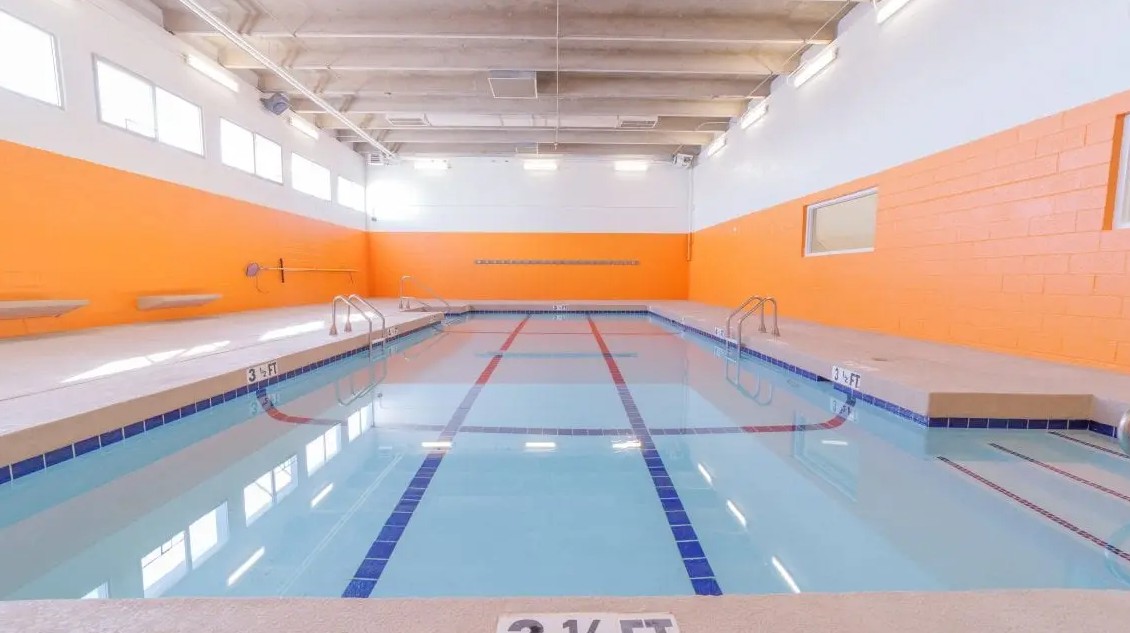 Indoor therapeutic pool with lap lanes