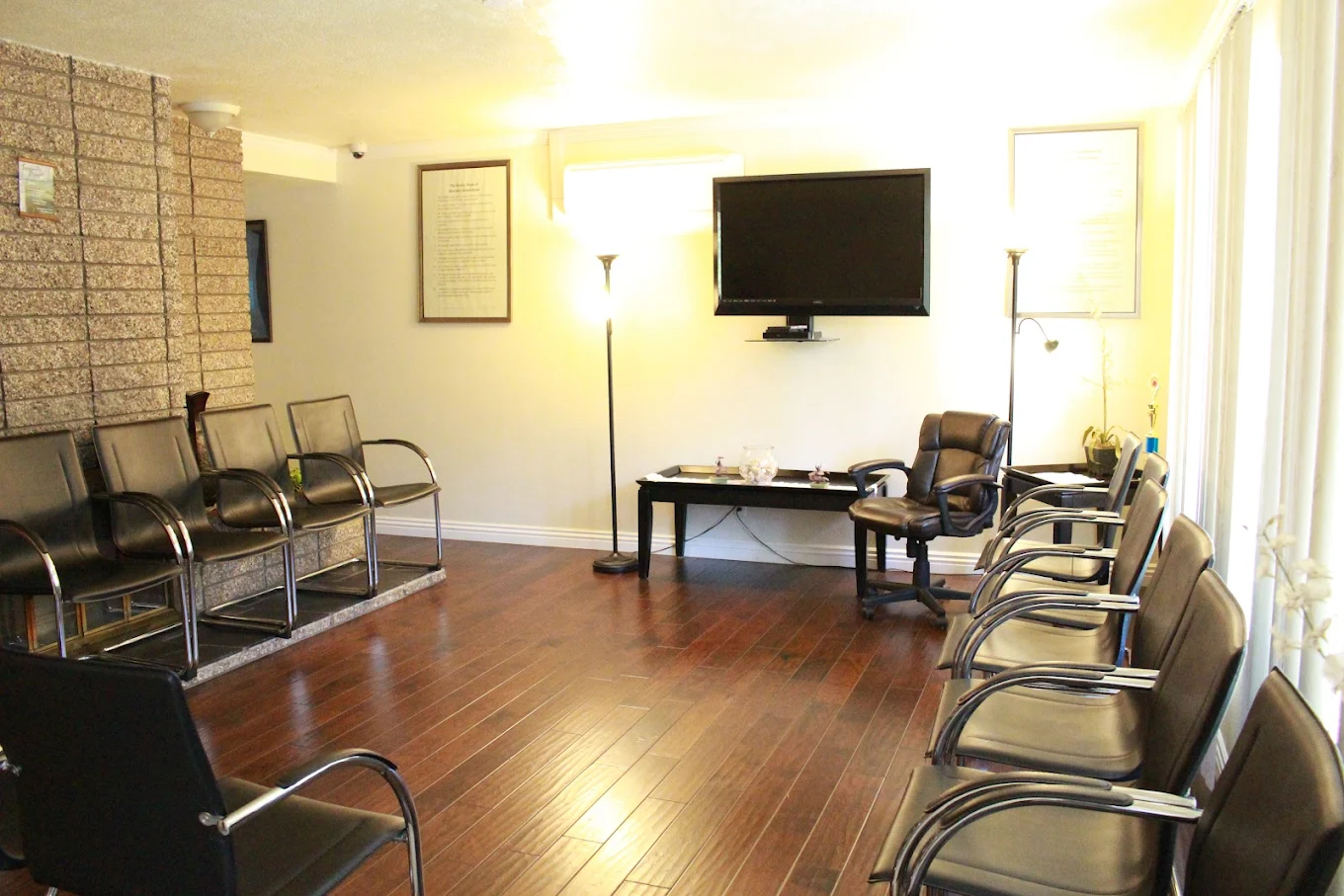 Comfortable group meeting room with chairs and TV on the wall.