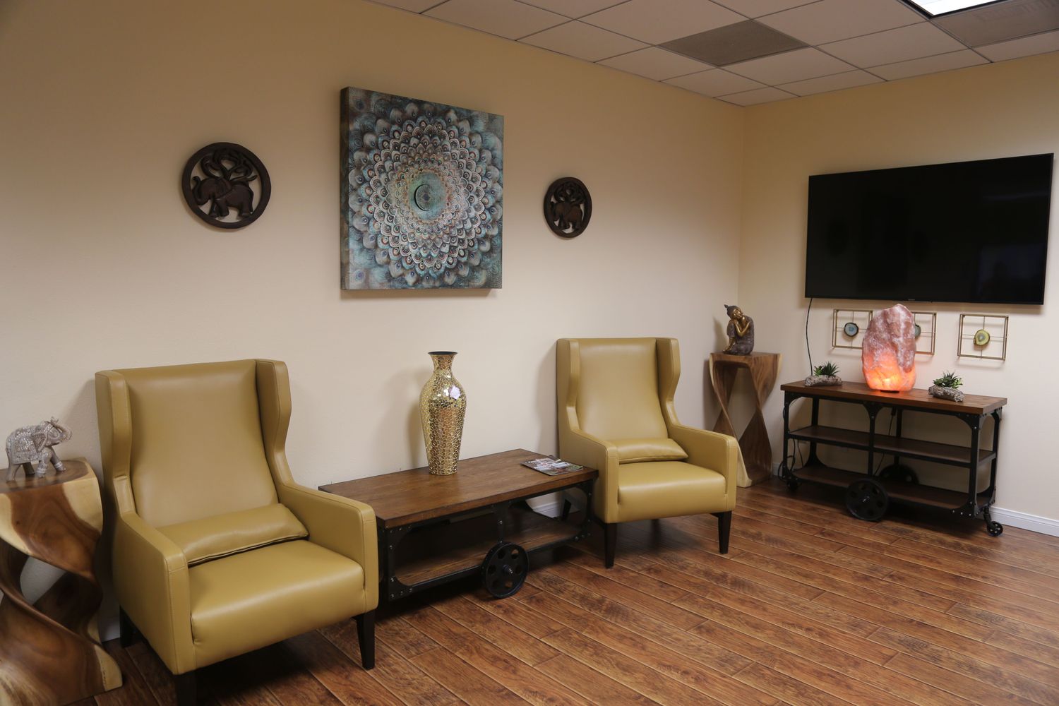 Sofa and armchairs in warm-toned therapy room