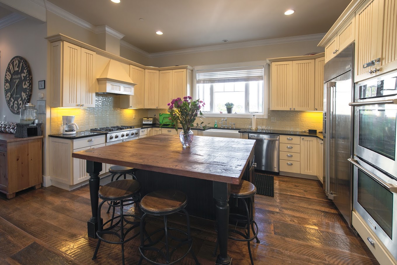 Kitchen with a center island dinning area.