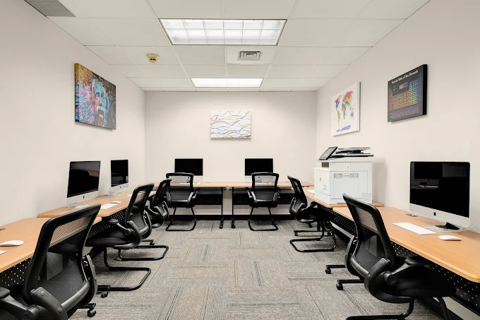 Computer lab with iMacs and workstations for students