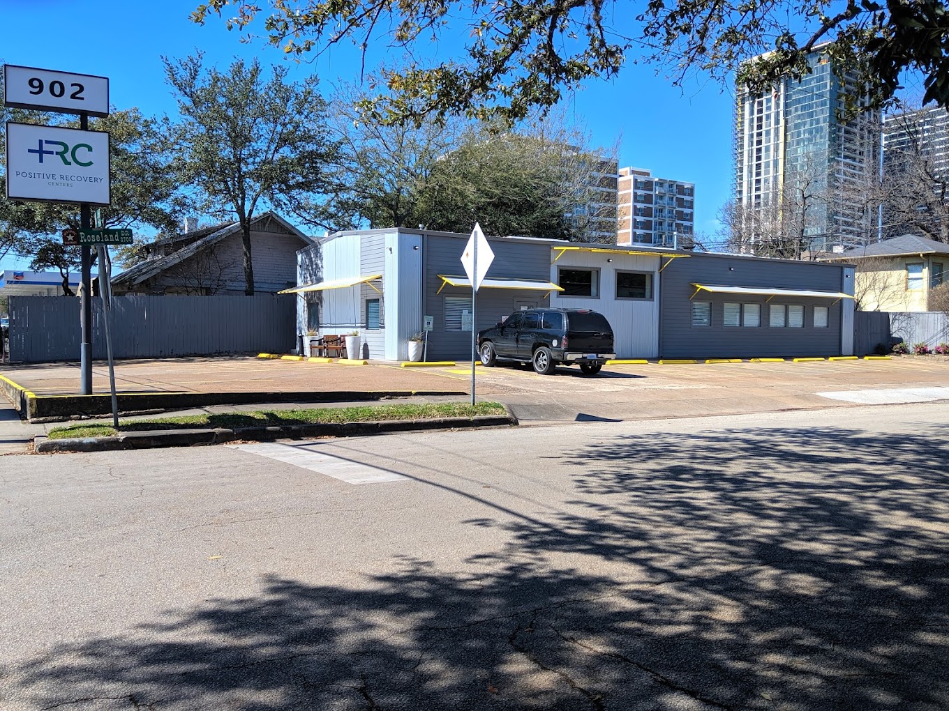 Exterior of Positive Recovery Centers with a parking lot.