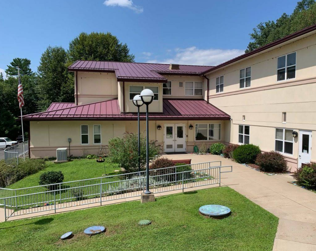 Exterior view of New Hope Manor residential treatment building and grounds