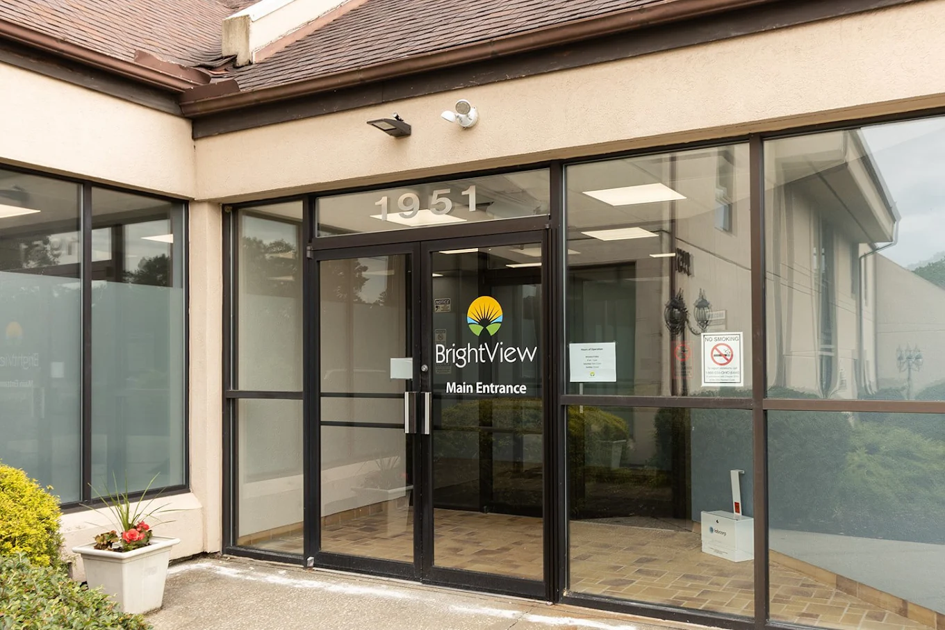 Main entrance to BrightView Health Kent at 1951 OH-59, featuring glass doors with BrightView logo and Main Entrance signage