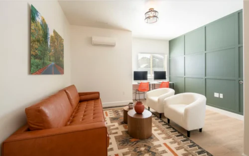 Comfortable common area at women’s residential rehab