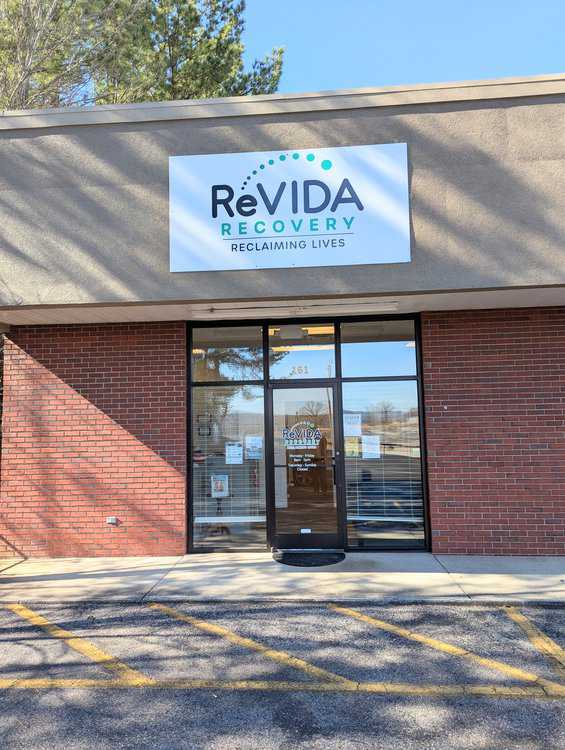 ReVIDA Recovery clinic entrance with parking spaces