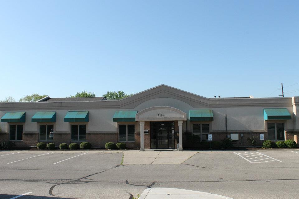 Main entrance of Access Counseling Services LLC in Franklin OH with green awnings and parking spaces