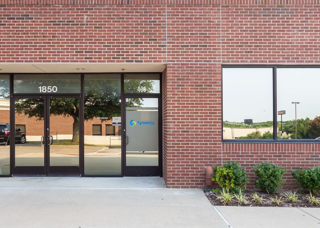 Symetria Recovery's exterior brick facade with glass doors and windows