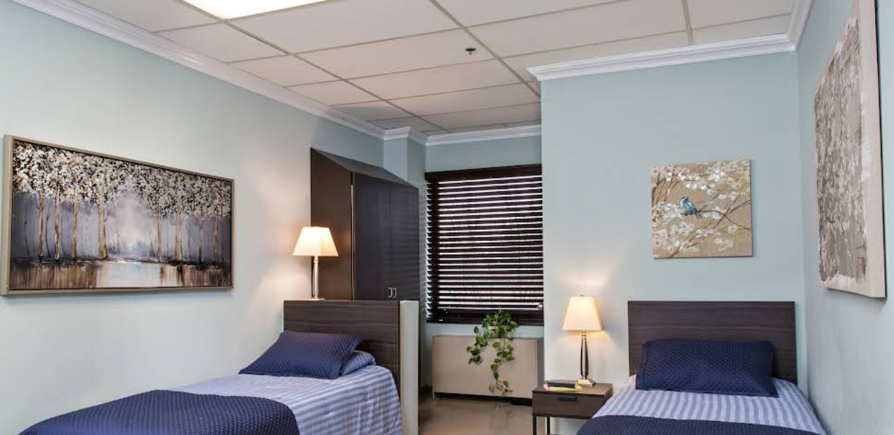 Two-bed recovery room with modern decor