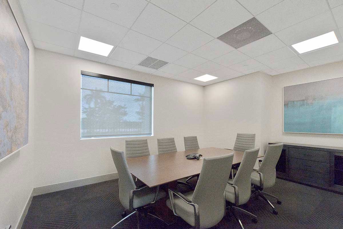 Conference-style group therapy meeting room
