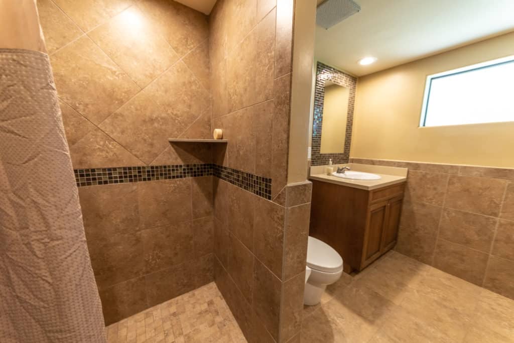 residential-bathroom-gentle-path-at-the-meadows-wickenburg.jpg