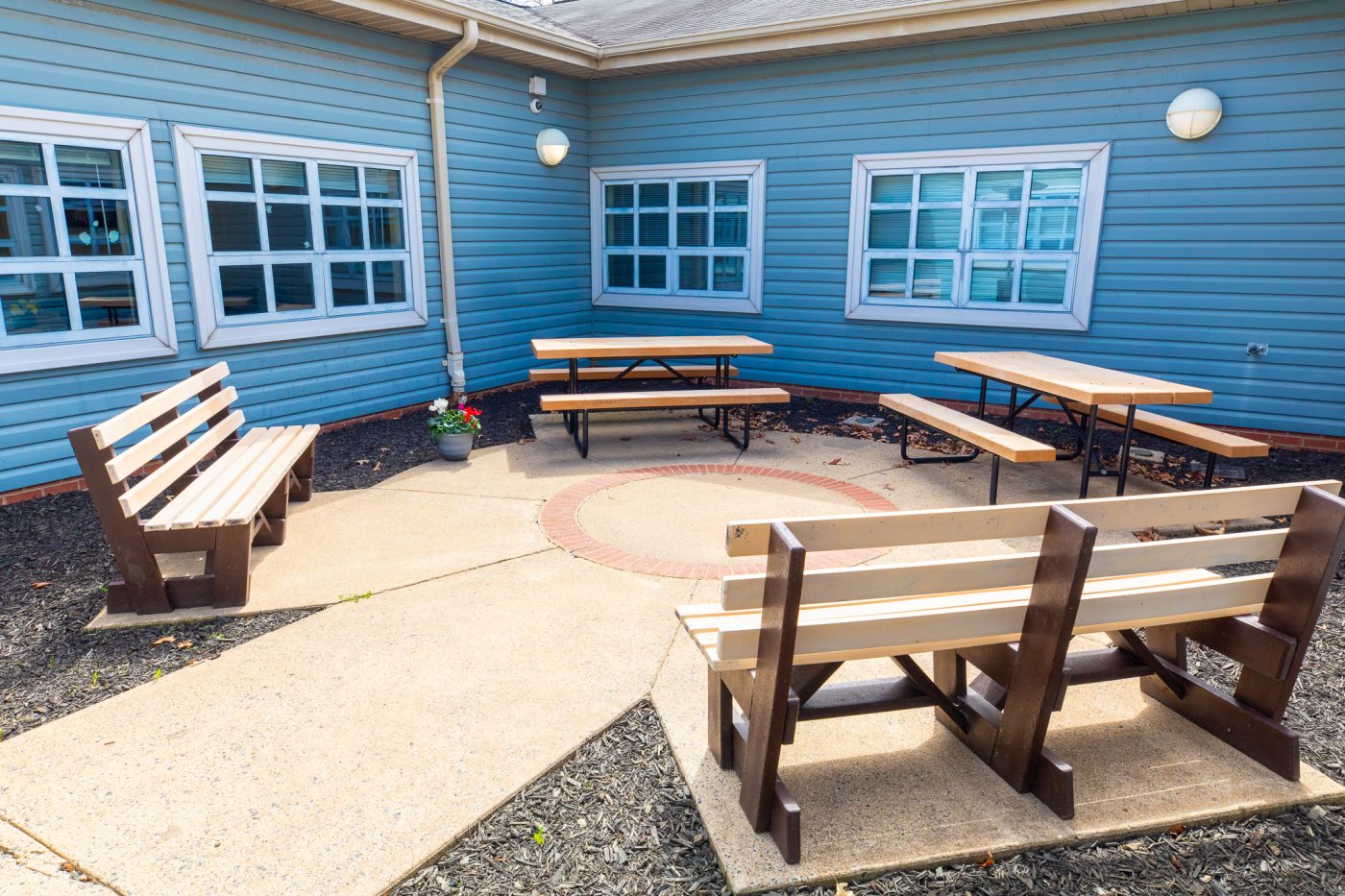 Courtyard with benches and picnic tables