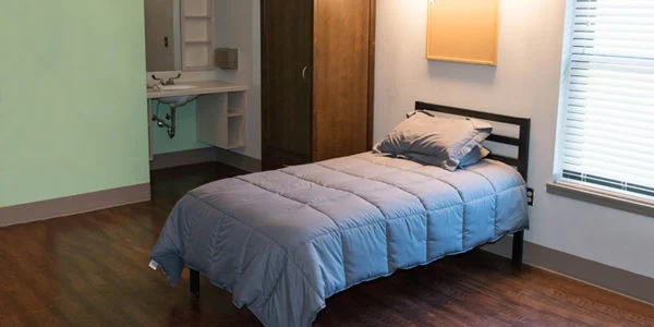 Bedroom with single bed, closet, and window