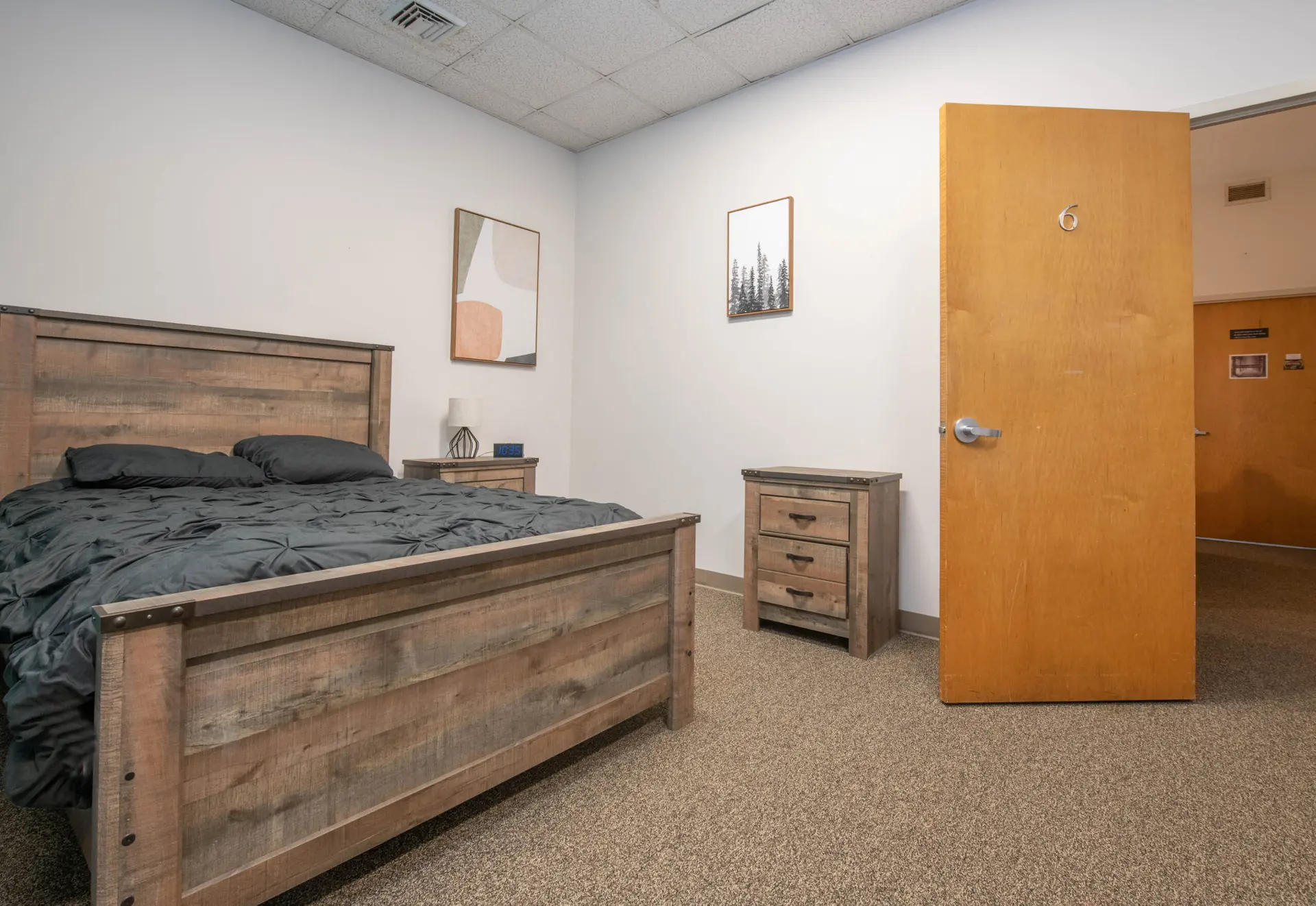 Room with a rustic-style double bed and nightstands