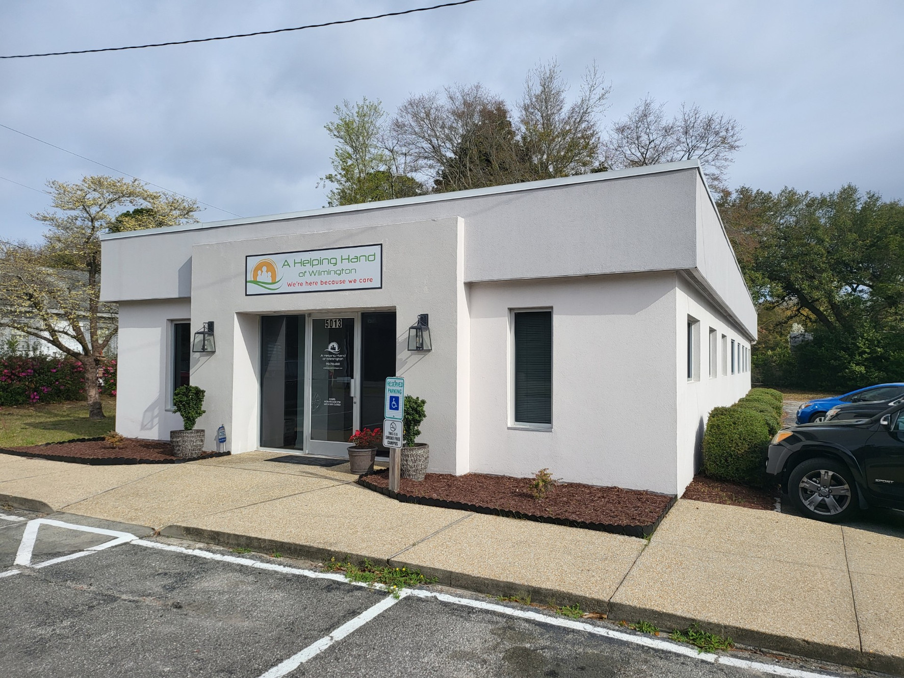 Front entrance of A Helping Hand of Wilmington building